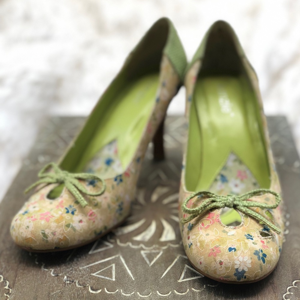 Sweet Summer Heels with Flowers and Bow Detail